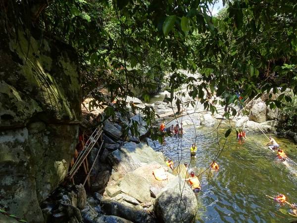 Du khách nhớ thuê áo phao khi xuống tắm suối vì đó chính là bảo vệ sự an toàn cho bản thân mình. Giá thuê phao là 10.000 đồng cho 1 giờ.