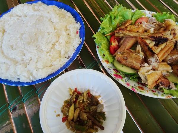 Nơi đây có nhiều đặc sản như: cá suối nướng, gà nướng ăn cùng cơm lam và muối ớt được làm thật cay.8