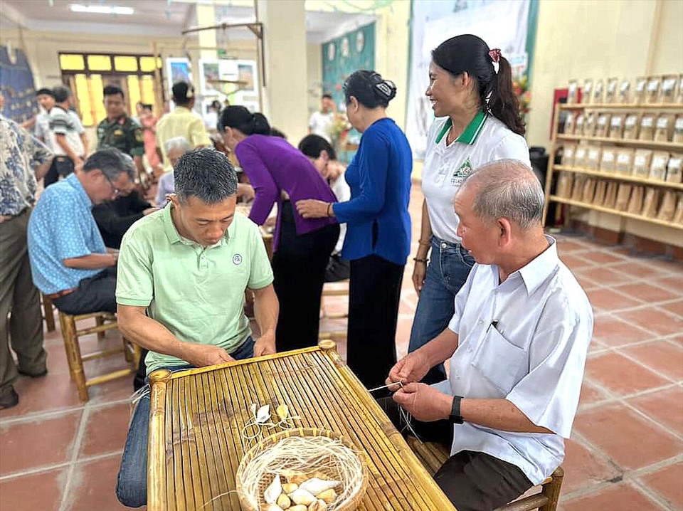 Học làm võng. Ảnh: Báo Tuổi trẻ