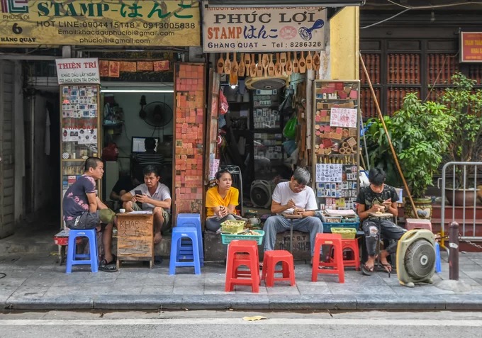 Cửa hiệu khắc con dấu thủ công ở phố Hàng Quạt, Tố Tịch Hà Nội
