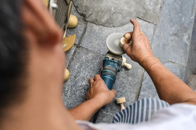 Ông Phạm Văn Toàn, người làm nghề hơn 45 năm ở phố Hàng Quạt cho biết, gỗ thừng mực là loại thích hợp nhất để làm con dấu, có đặc tính nhẹ, mịn và thấm mực đều. Ông Toàn thường đặt sẵn các phôi gỗ, khi có khách mua con dấu sẽ mài nhẵn bề mặt và khắc hình lên.