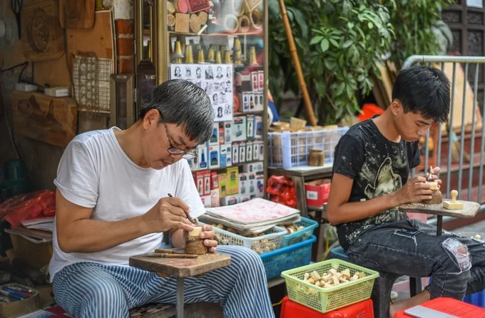 Ông Toàn cho biết đã quen với những con dấu từ nhỏ do đây là nghề gia truyền. Với những người muốn theo học, mất khoảng 2 năm đào tạo để thạo nghề. Người có năng khiếu sẽ học nhanh và làm được sản phẩm cầu kỳ hơn.