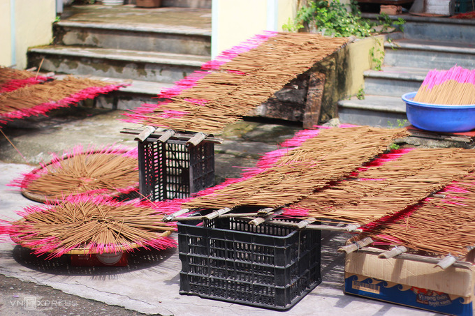 Phơi hương tại làng hương Thủy Xuân