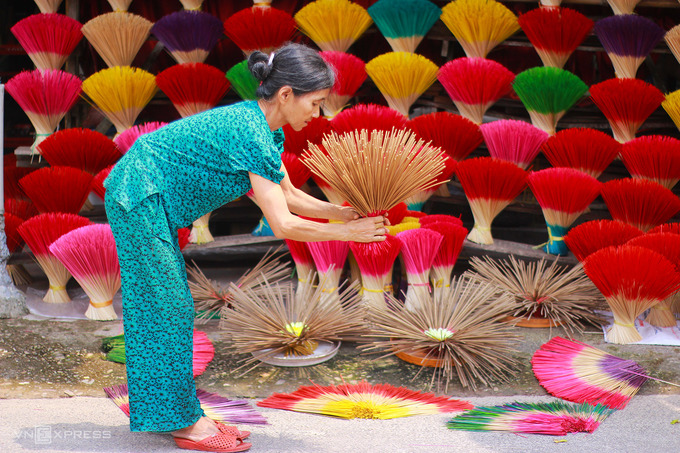 Ở khu trưng bày, để thu hút khách du lịch, người bán nhuộm thêm nhiều màu sặc sỡ và xòe tròn bó hương nhìn tựa những bông hoa.  Làng hương Thủy Xuân không thu phí tham quan. Du khách được chụp ảnh tự do, sau đó có thể mua hương hay quà lưu niệm tại hộ làm nghề.
