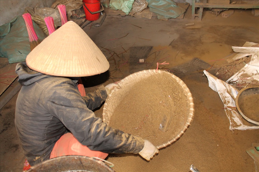 Các nguyên liệu được xay mịn để làm hương bài. Ảnh: Mai Dung