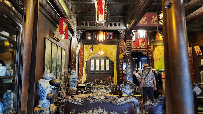 Bên trong nhà cổ