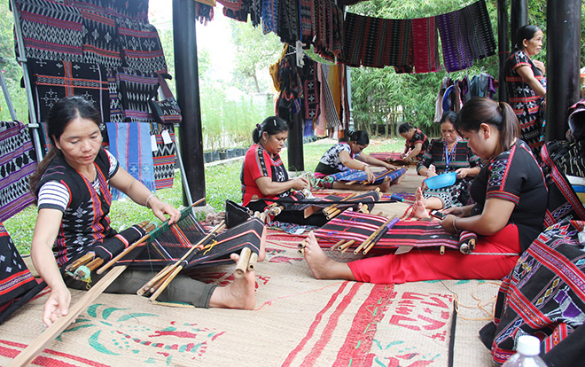Nghệ nhân Tà Ôi thực hành nghề dệt zèng tại Huế
