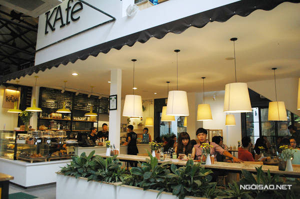 The Kafe có cả không gian ngoài sân, trong nhà và ngoài hiên khi du lịch Hà Nội