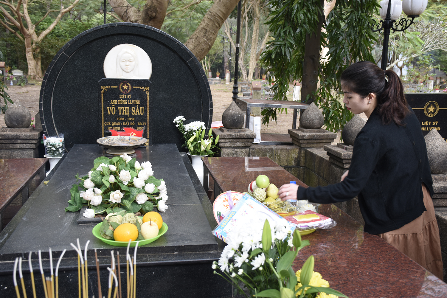 Du khách viếng Nghĩa trang Hàng Dương Côn Đảo