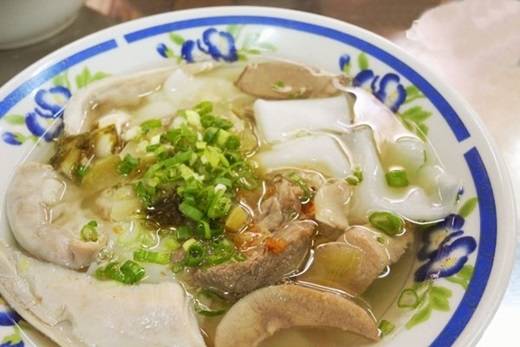 Hủ tiếu hồ quận 8 với sợi bánh hình vuông dẹp dai sần sật, phèo non, bao tử, gan được sơ chế sạch sẽ ăn kèm cải chua