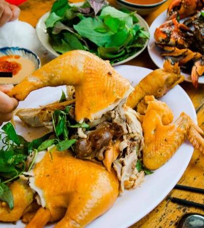 Gà hấp mắm nhĩ quận 8 với thịt gà ta săn chắc, da giòn vàng