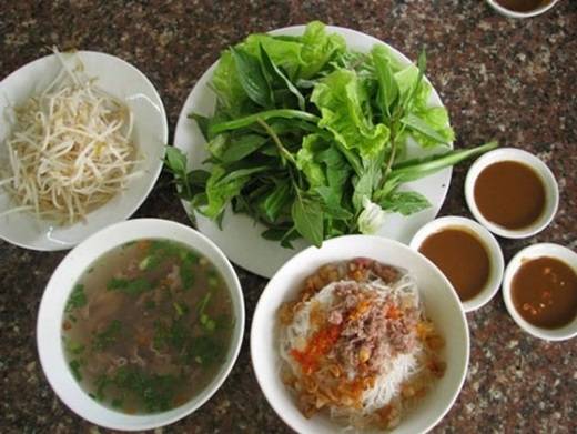 Phở khô Gia Lai quận 8 với hai tô nước sốt và súp