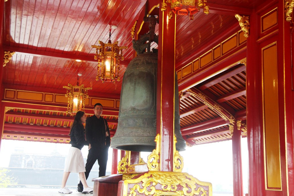 Du khách tham quan di tích lịch sử Ngọ Môn Quan Huế
