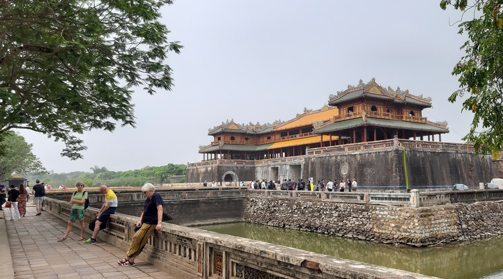 Ngọ Môn Quan lộng lẫy trong ánh đèn đêm cố đô