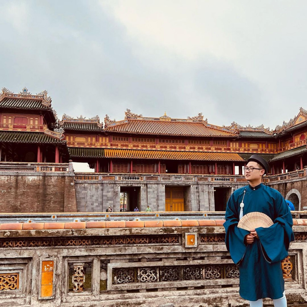 Hệ thống cột gỗ và hành lang sơn son thếp vàng của di tích