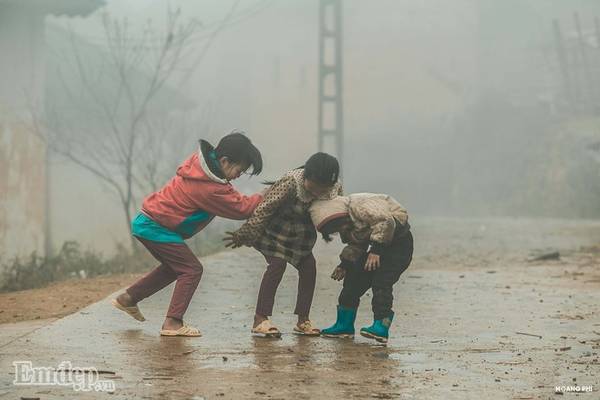 Trẻ em Y Tý Lào Cai nô đùa trong sương sớm