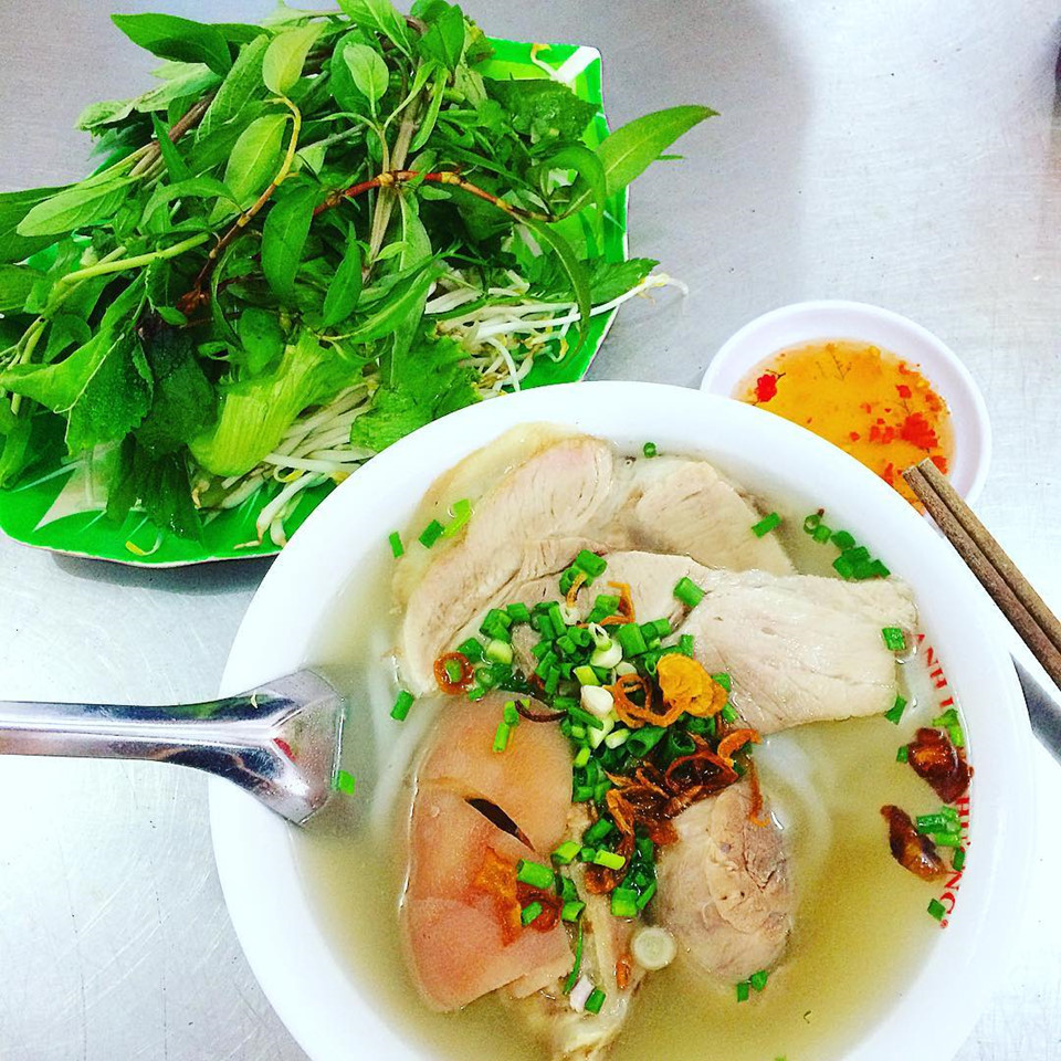Bánh canh Long Hương: Tuy không nằm trong trung tâm thành phố, song quán bánh canh Long Hương lại được nhiều du khách tiện đường thường ghé qua khi đến Vũng Tàu. Quán nằm ngay cổng chào TP Bà Rịa, gần trên đường rẽ dẫn vào thành phố biển xinh đẹp. Ảnh: @lephongvan_yoyo.