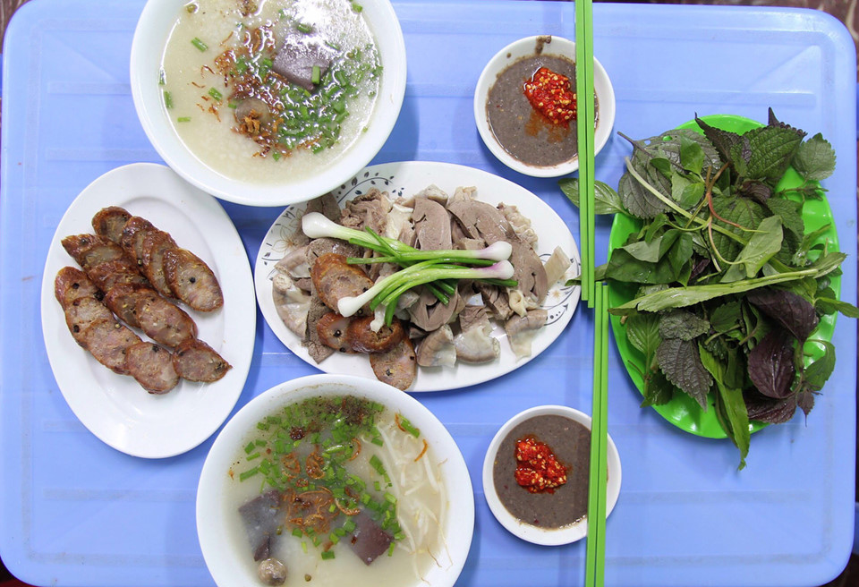 Cháo lòng quán Loan: Có thể gọi món cháo lòng này ở Vũng Tàu là "Bắc - Nam giao hòa". Dồi ăn kèm với cháo là dồi chiên kiểu miền Nam, không phải dồi huyết luộc hay hấp, song nước chấm ăn kèm lại là mắm tôm, đặc sản thường thấy ở đất Bắc. Bạn có thể gọi riêng một tô cháo thập cẩm với đủ dồi, phèo, tim, gan... hoặc một dĩa lòng cùng cháo đi kèm cho nhiều người cùng ăn. Ảnh: @vochongbeo.