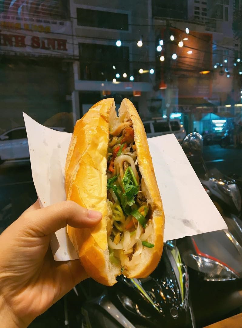 Bánh mì không tên: Là món ăn ruột của nhiều người, bánh mì có mặt ở khắp nơi. Mỗi địa phương luôn có những tiệm bánh mì nức tiếng, thu hút đông thực khách. Tại Vũng Tàu cũng có một xe bánh mì nhỏ không tên như thế. Nhiều người từng ăn bánh mì ở đây cho biết rất thích vị nước sốt ngọt ngọt, béo béo trong ổ bánh. Ảnh: @phanny.mean, @kimhanhj.
