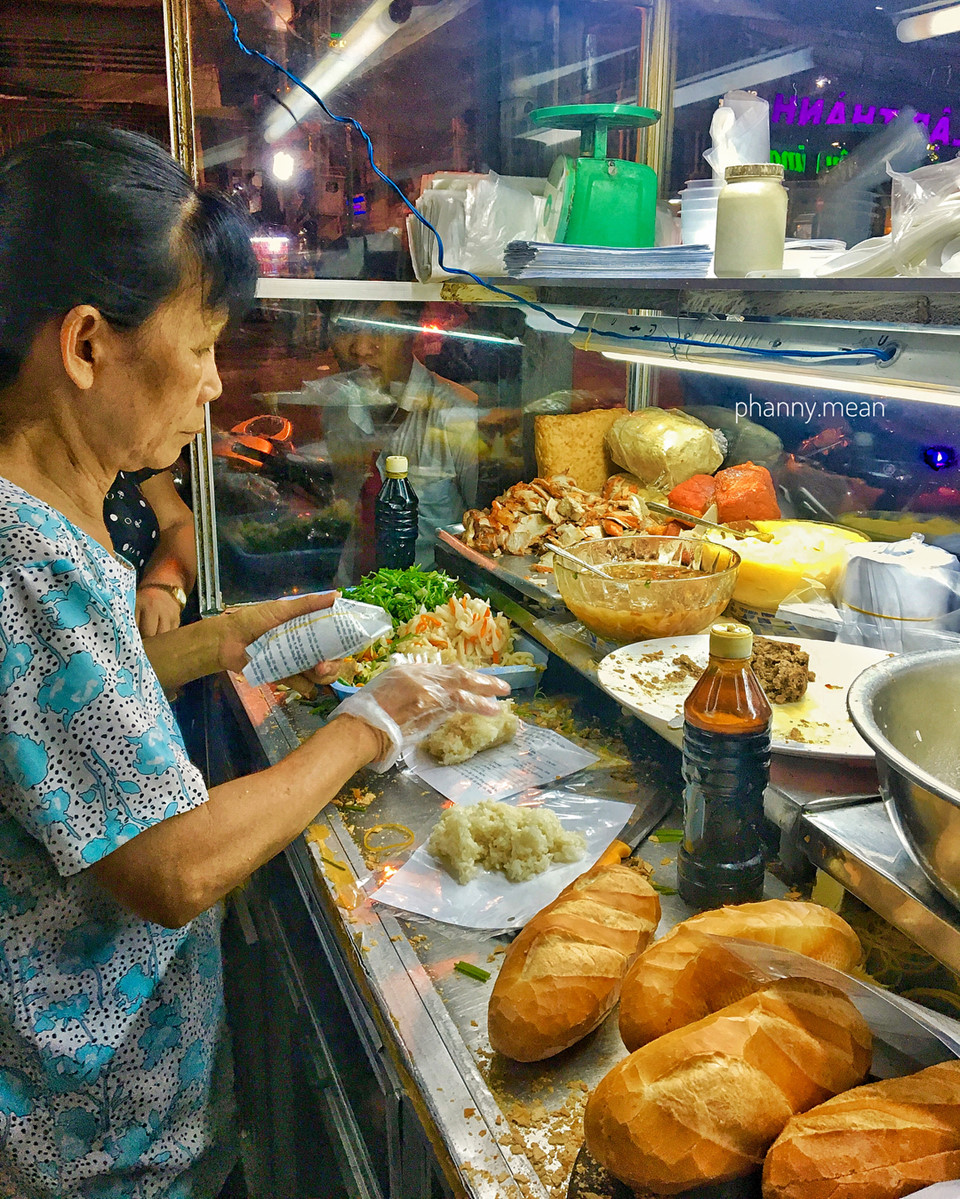 Một ổ bánh mì không tên không quá đầy nhân, tỉ lệ thịt, chả vừa phải. Địa chỉ: Góc đường Lý Thường Kiệt - Đồ Chiểu, TP Vũng Tàu. Mức giá trung bình: 15.000 đồng. Xe bánh mì này thường đông khách, nên có thể bạn sẽ phải xếp hàng chờ đợi hơi lâu. Ảnh: @phanny.mean.