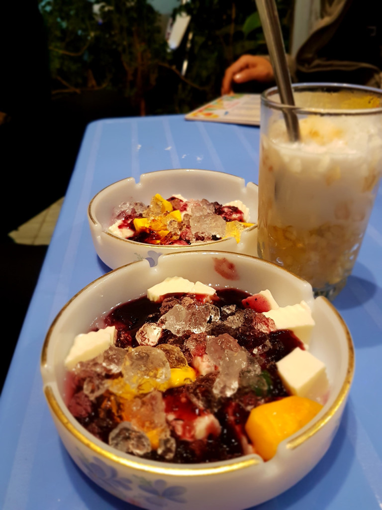Chè Hiệp: Không quá lời khi gọi quán chè Hiệp là địa chỉ ăn vặt nhộn nhịp nhất ở Vũng Tàu. Quán có hẳn một thực đơn dài với hàng chục món ngọt khác nhau cho bạn ăn "mệt nghỉ". Ngoài các loại chè nóng - lạnh, trà sữa và sinh tố, món sữa chua dẻo và khúc bạch ở đây rất hút thực khách. Ảnh: Thái Hưng Hoàng.