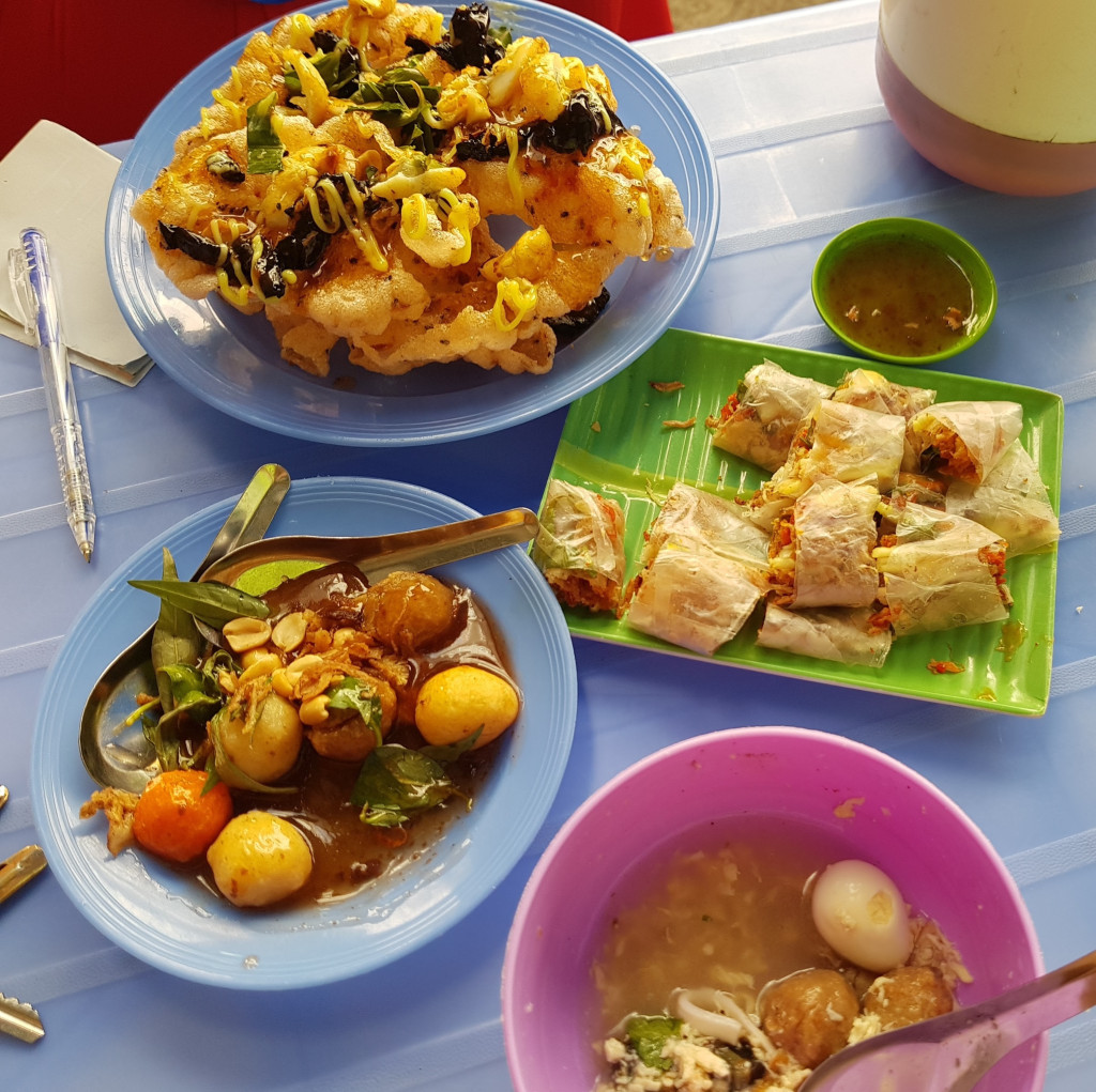 Không chỉ phục vụ món ngọt, quán chè Hiệp còn có các món "ăn chơi" được nhiều bạn trẻ yêu thích. Bạn có thể thưởng thức từ bánh tráng trộn, súp cua, cá viên chiên, bò viên chiên, đến cả gỏi xoài, bột chiên, há cảo... Địa chỉ: 167 Ba Cu, TP Vũng Tàu. Mức giá trung bình: 25.000 đồng. Ảnh: Hiếu Phạm Xuân, Chiba Vũ.