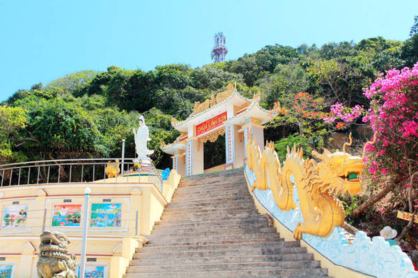 Chùa Linh Sơn Phú Quý nằm trên đỉnh núi Cao Cát