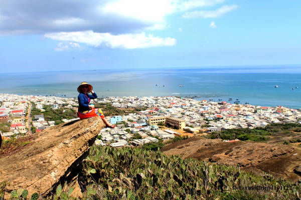 View ngắm biển từ chùa Linh Sơn Phú Quý