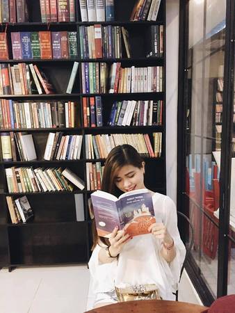Với những ai mê sách và “ghiền” cà phê thì đến Ngọc Tước Book Café là một lựa chọn lý tưởng. Bên cạnh đó, với những bạn muốn tìm cảm giác thư thái, khoan khoái trong không gian hiện đại, trẻ trung, hấp dẫn thì đây quả là sự lựa chọn thú vị. 