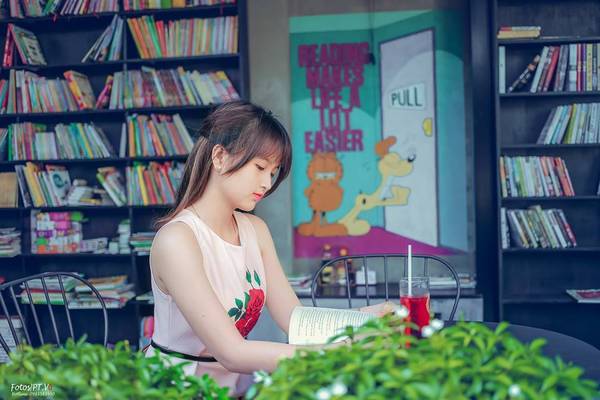 Quán như một thư viện thu nhỏ, trưng bày các loại sách sắp xếp khoa học theo tính chất, lứa tuổi tạo điều kiện cho khách tìm kiếm dễ dàng.