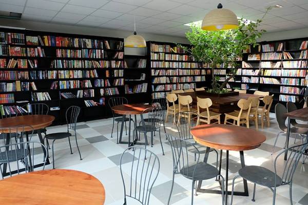 Cà phê sách là một loại hình không mới, nhưng với lượng sách cực phong phú cùng lối  trang trí ấn tượng, Ngọc Tước Book Café ở Vũng Tàu vẫn hấp dẫn được nhiều người. 