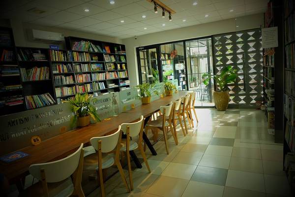 Quán khá rộng và chỗ ngồi cũng rất phong phú, thế nên tin chắc là nếu muốn khám phá hết không gian ở đây, bạn sẽ phải quay lại đến mấy lần.