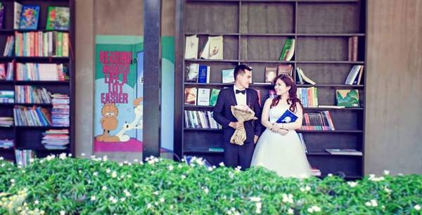 Nhiều cặp đôi cũng chọn không gian quán làm địa điểm chụp hình cưới.