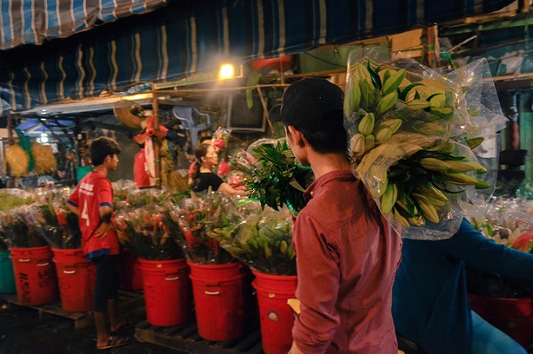 Chợ Hồ Thị Kỷ rộn ràng từ 0h sáng khi hoa từ Đà Lạt và các tỉnh miền Tây cập bến.