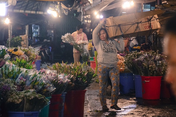 Hoa được sắp xếp, cắt tỉa và bó lại ngay tại chợ Hồ Thị Kỷ.