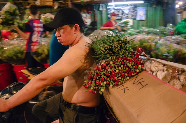 Niềm vui của người bán hoa tại chợ Hồ Thị Kỷ là không để hoa héo tại sạp.