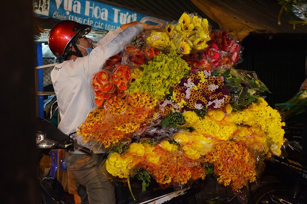 Thương lái có thể đặt mua trước hoặc đến chọn trực tiếp, thường là với mối quen để đỡ mất thời gian và chủ sạp cũng biết số lượng để lấy hoa từ các vựa mỗi ngày.  Nếu muốn tham quan chợ, du khách có thể ghé từ 0h đến 3h sáng, thời điểm chợ nhộn nhịp nhất. Sau khoảng thời gian này, nhiều người lao động sẽ chợp mắt để chuẩn bị cho buổi sớm hôm sau.