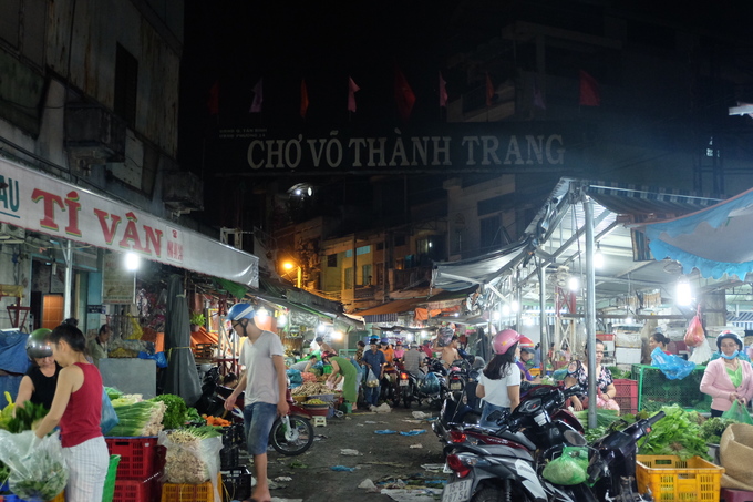Chợ Võ Thành Trang nằm trên đường Trường Chinh, trục đường chính nối trung tâm TP.HCM đi Củ Chi, Hóc Môn và các tỉnh lân cận