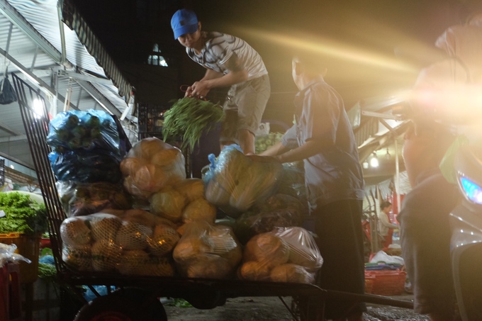 Chợ Võ Thành Trang bán cả ngày lẫn đêm với hoạt động nhập hàng và chuyển hàng vào ban đêm