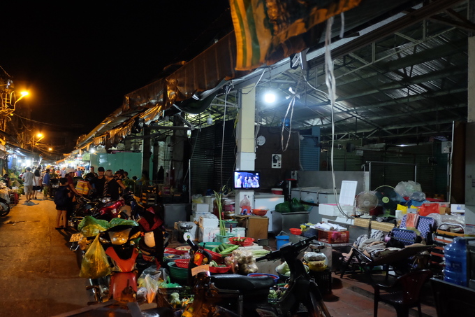 Chợ Võ Thành Trang bán đa dạng mặt hàng từ hoa rau củ đến thịt cá tươi sống