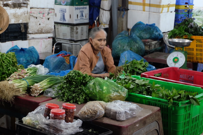 Theo học giả Vương Hồng Sển, Bà Quẹo khởi phát do bị đọc chệch từ chữ Bờ Quẹo hoặc Bàu Quẹo. Một giả thuyết khác, xưa ở chợ có một phụ nữ không chồng con, tay bị tật (người miền Nam gọi là vẹo hay quẹo tay) buôn bán lâu năm. Người trong vùng lấy đặc điểm này đặt tên chợ cho dễ nhớ, lâu dần cách gọi này thành tên chợ.