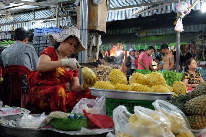 Cũng có nhiều dã sử cho rằng Bà Quẹo là tên một trong năm bà vợ của Ông Lãnh. Nhà bác học Trương Vĩnh Ký cho rằng, Lãnh binh Nguyễn Ngọc Thăng (1798-1866), võ tướng nhà Nguyễn thời vua Tự Đức, có 5 bà vợ. Ông lập 5 chợ, giao mỗi bà trông coi. Các chợ còn lại là Bà Hạt (quận 10), Bà Chiểu (Bình Thạnh), Bà Hom (Bình Tân) và Bà Điểm (huyện Hóc Môn).