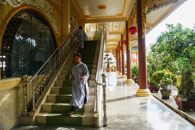Cửa và hành lang chùa Vạn Đức bằng thép trắng