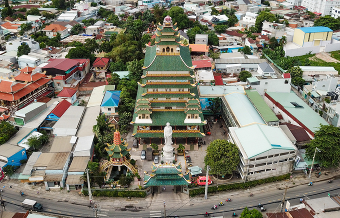 Chùa Vạn Đức (đường Tô Ngọc Vân, quận Thủ Đức, TP HCM) nằm cách trung tâm thành phố khoảng 15 km, được xây dựng từ năm 1954. Chùa nằm trên khu đất rộng vốn là của một gia đình giàu có trong vùng hiến tặng cả đất và nhà.