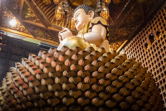 Đài sen bằng đồng dưới chân tượng Phật Thích Ca Mâu Ni tại Chùa Vạn Phật Sài Gòn