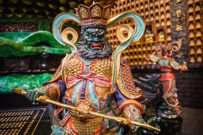 Tượng Tứ đại Thiên vương tại Chánh điện Chùa Vạn Phật Sài Gòn