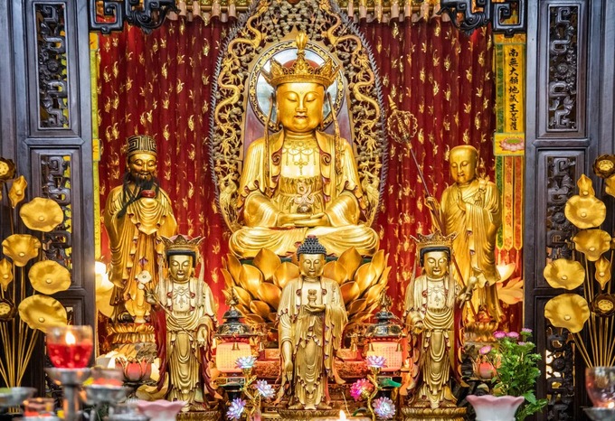 Điện thờ Đức Phật Dược Sư tại tầng 2 Chùa Vạn Phật Sài Gòn