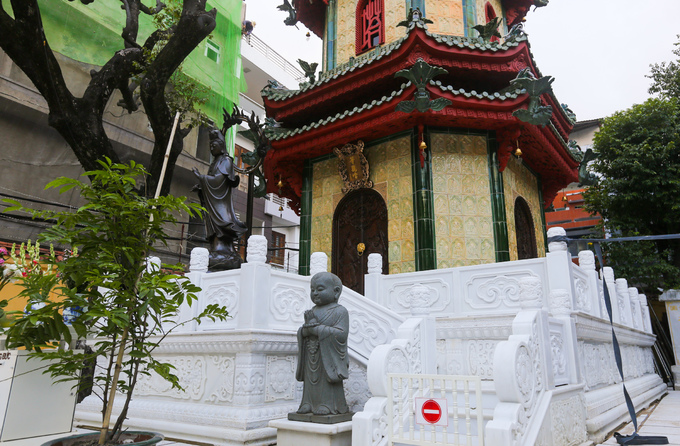 Tầng nền có họa tiết hoa sen cách điệu trên nền men trắng. Bốn cửa xung quanh chạm 8 vị thần Kim Cang trên nền gỗ. Lối vào tháp luôn đóng cửa, hạn chế cả du khách, tăng ni phật tử đi lên.