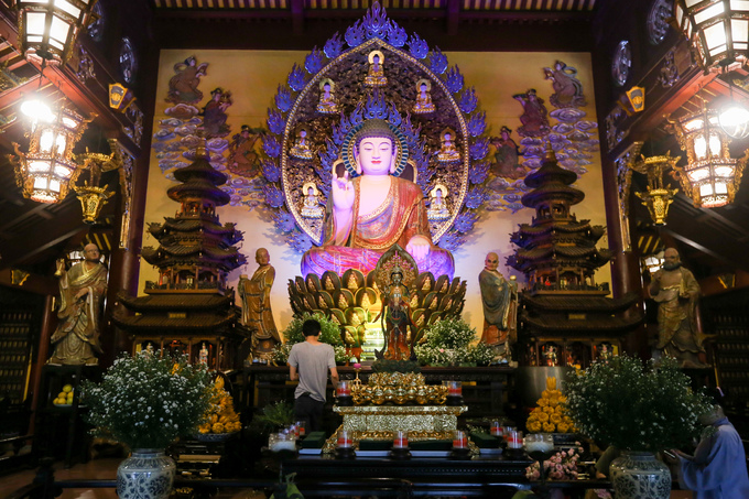 Phía trong cùng của chánh điện là hình ảnh Đức Phật A Di Đà được tôn trí uy nghiêm trên đài sen, hai bên là hình ảnh các vị la hán, mỗi người một tư thế.