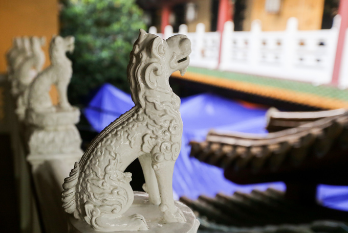 Quanh hành lang chùa trang trí những con nghê màu trắng, điêu khắc tinh xảo theo một hàng thẳng.